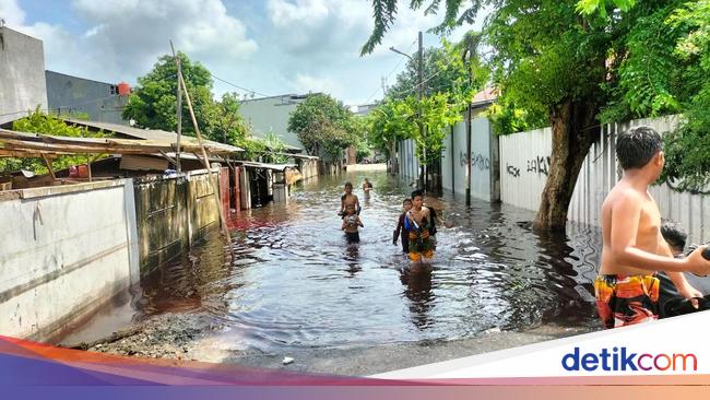 Sudah 3 Hari Sejumlah Rumah di Cengkareng Barat Masih Terendam Banjir