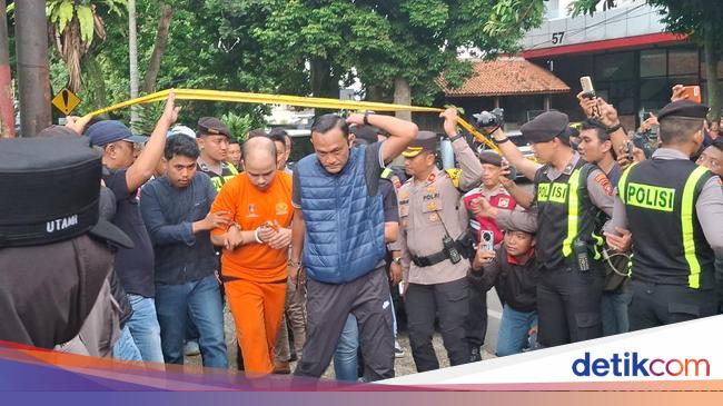 Terungkap di Reka Ulang! Abraham Buang Baju ke Sungai Usai Bunuh Satpam