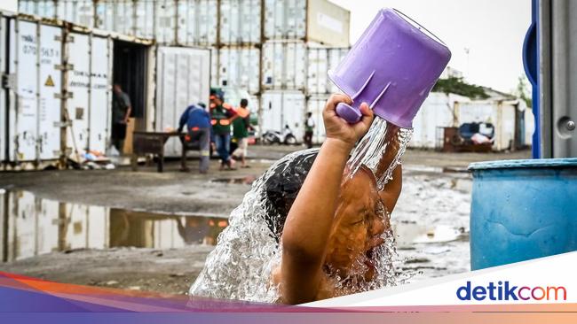 Warga Rorotan yang Terdampak Banjir Ngungsi di Kontainer Kosong