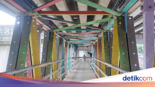 Akses JPO Kolong Flyover Kalibata Ditutup, Pejalan Kaki Harus 'Halang Rintang'