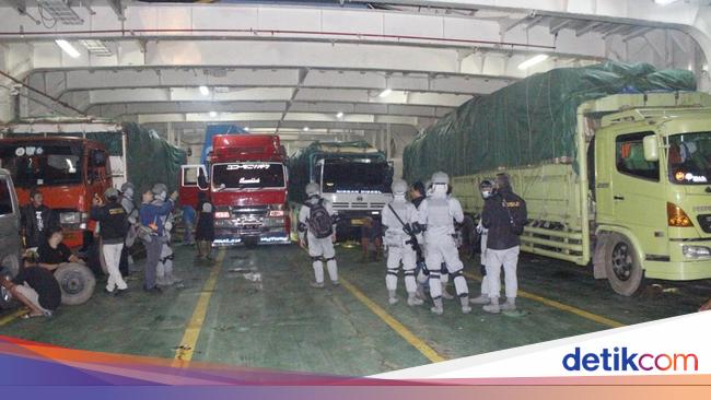 Bakamla Tangkap Kapal Angkut 1.200 Koli Tekstil Ilegal di Laut Subang