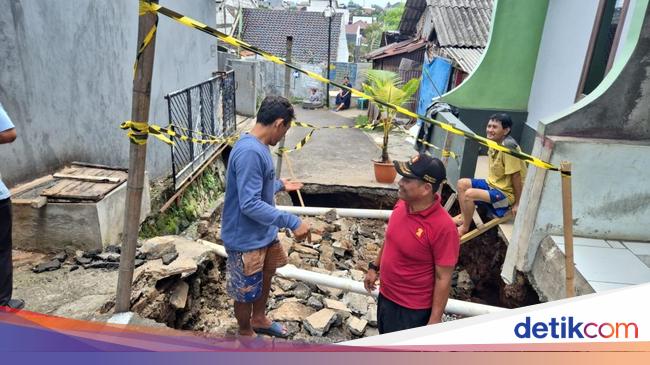 Jalan di Cimanggis Depok Amblas Usai Hujan Deras