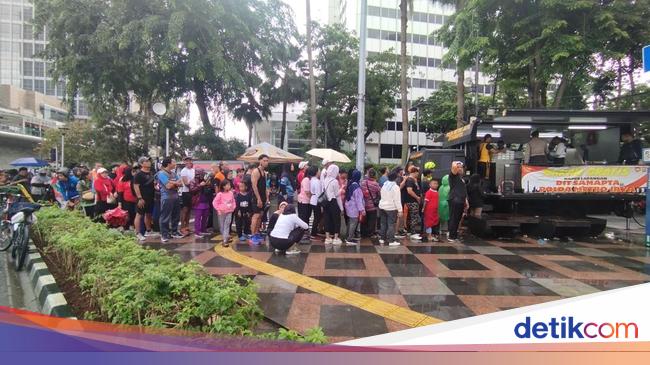 Ada Bagi-bagi Makan Gratis di Area CFD, Antrean Warga Mengular
