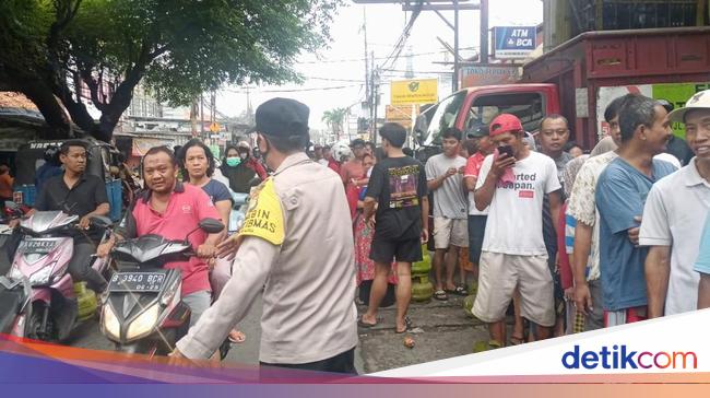 Warga Antre Beli Gas 3 Kg di Ciputat Bikin Macet, Polisi Turun Tangan