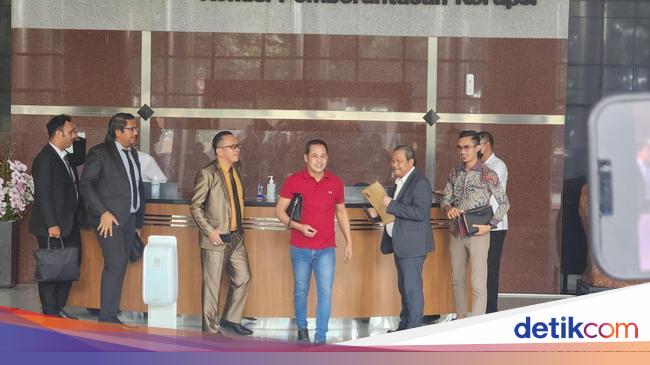 Selesai Diperiksa KPK, Donny Tri Istiqomah Bungkam Ditanya Soal Harun Masiku