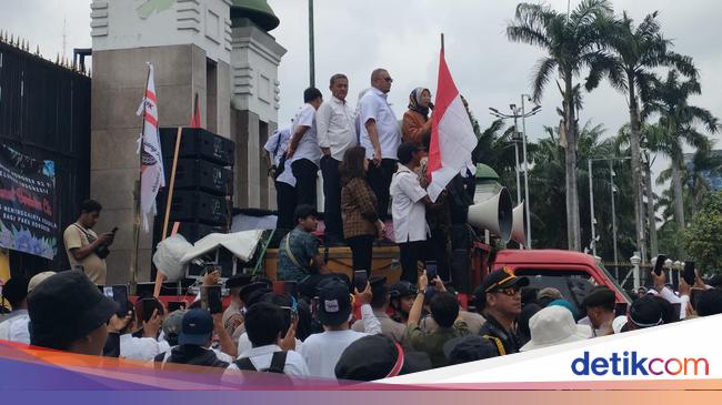 Ketua BAM DPR hingga Andre Rosiade Temui Massa Aliansi Honorer