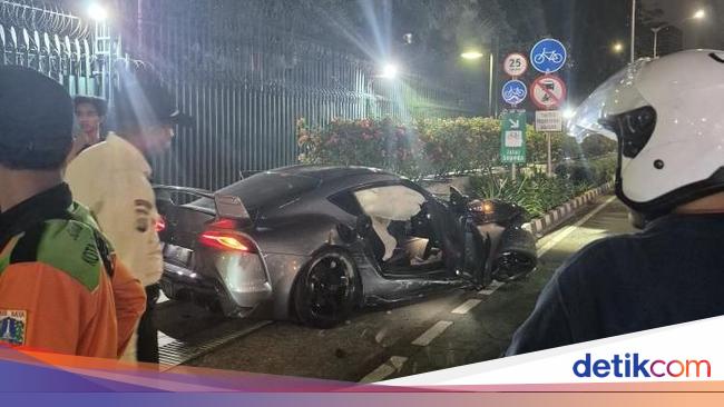 Kronologi Sedan Supra Hantam Tiang Lampu hingga Roboh Timpa Pemotor Dekat HI