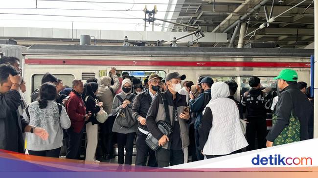 Stasiun Manggarai Tetap Ramai Pagi Ini Usai Jadwal Terbaru KRL Berlaku