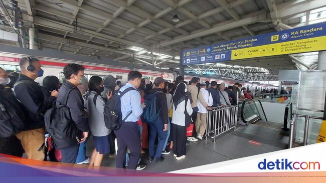 Ada Perubahan Jadwal, Anker Cikarang Line Rasa KRL Pagi Ini Lebih Padat