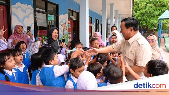 Siswa Antusias Berebut Salaman dengan Prabowo Saat Tinjau MBG di Jaktim