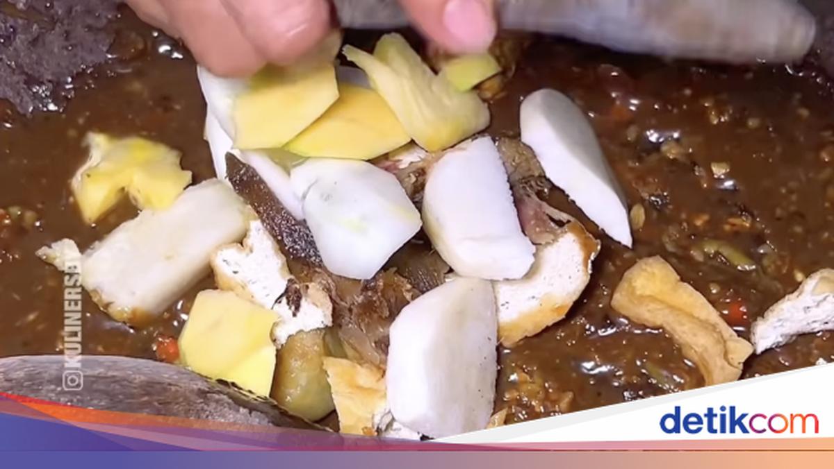 Mencicipi Rujak Cingur Bu Wagiti, Rasa Khas Surabaya Tak Lekang Zaman