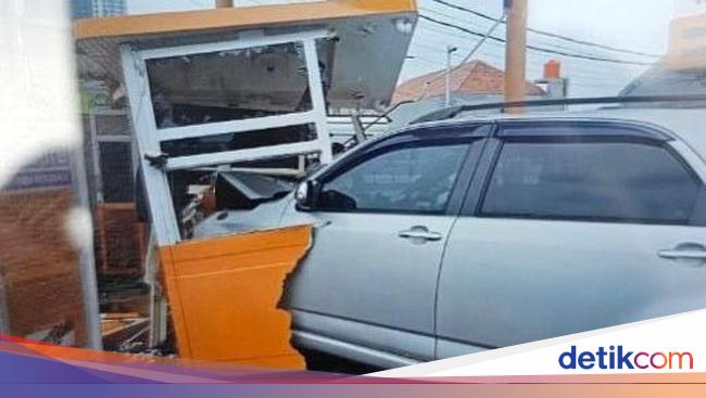 Mobil Seruduk Loket Parkir Apartemen di Depok gegara Salah Injak Pedal Gas