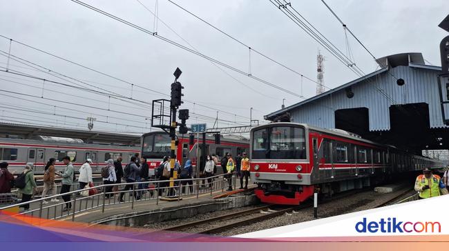 Penumpang Merasa KRL dari Bogor Padat Seperti Biasa Meski Jadwal Berubah