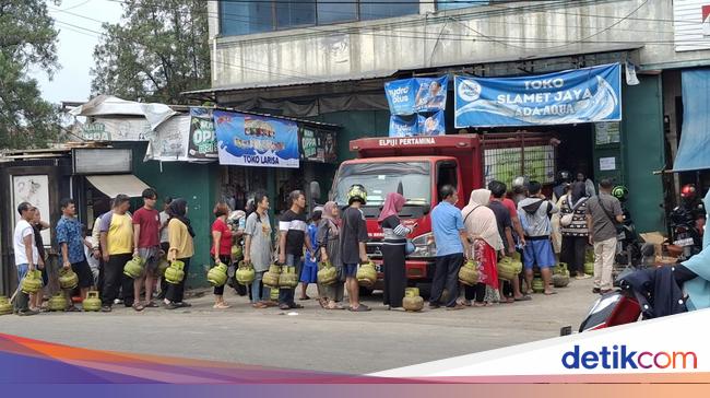 Antrean Panjang Warga Bogor demi Beli LPG 3 Kg di Warung Pangkalan