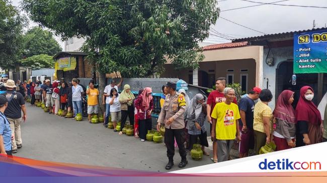 Antrean LPG 3 Kg di Pangkalan Depok Mengular, Warga Harap Diecer Lagi