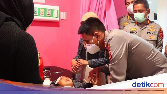 Kapolda Jabar-Kakorlantas Cek Kondisi Korban Kecelakaan GT Ciawi di RS