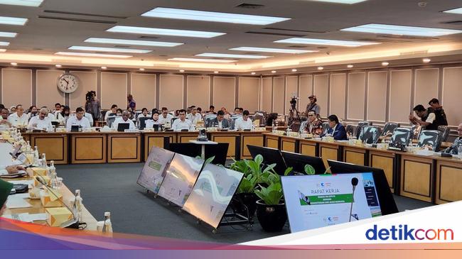 Legislator Cecar Pigai: Setelah 105 Hari, Tak Tampak Sedikit Pun Bapak Kerja