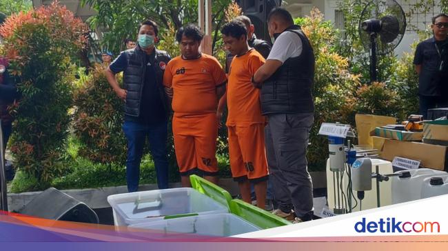 2 Peracik Tembakau Sinte Lagi Nyabu Saat Pabrik Narkoba Digerebek Polisi