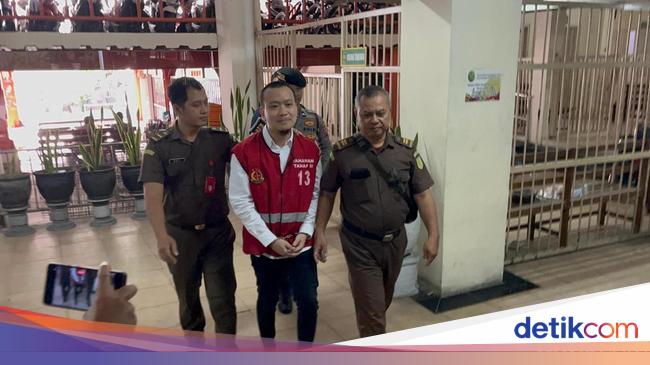 Penampakan Ivan Sugiamto Pemaksa Siswa Menggonggong Jalani Sidang Perdana