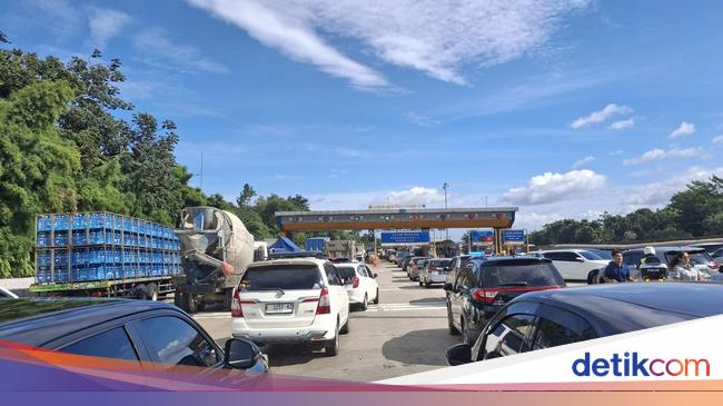 Sejumlah Gate Rusak Akibat Kecelakaan, Antrean Mobil Mengular di GT Ciawi