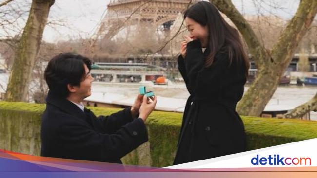 Taecyeonの写真は、彼のガールフレンドの前でひざまずいて広がり、提案と間違っています