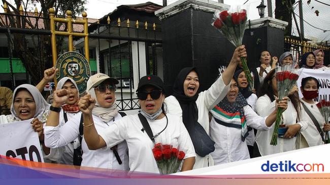 Aksi Emak-emak Dukung Hasto di Sidang Praperadilan