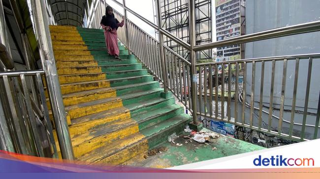 Jorok! Pejalan Kaki Harap Kotoran-Sampah di JPO Depok Dibersihkan