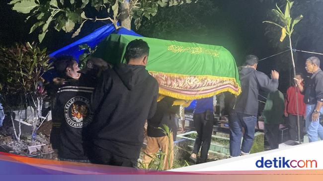 Tangis Keluarga dan Mata Sembab Istri Korban Tewas Kecelakaan GT Ciawi