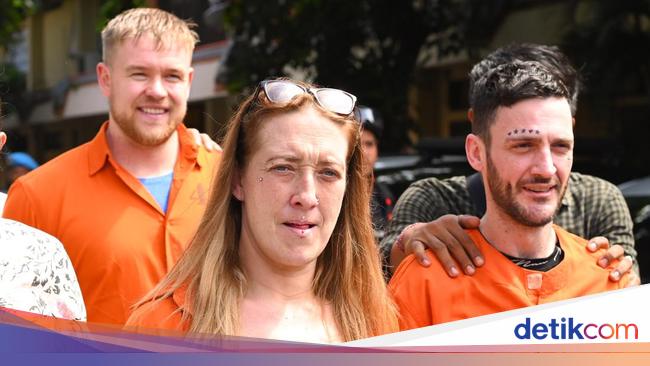 3 Bule Inggris Terjerat Kasus Kokain, Cengar-cengir Saat Digiring Polisi Bali