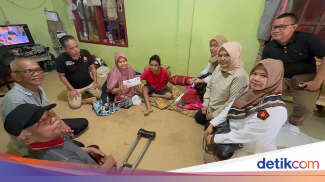 Andre Rosiade Bantu Warga Disabilitas Penderita Stroke di Kota Padang