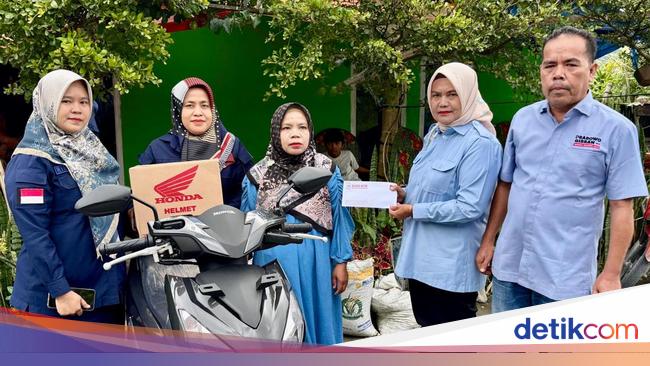 Andre Rosiade Hadiahkan Sepeda Motor ke Guru Honorer di Kabupaten Solok