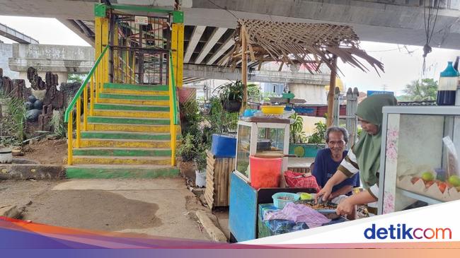 Keluh Pedagang Sepi Pembeli gegara JPO Kolong Flyover Kalibata Ditutup