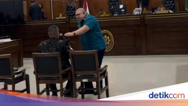 Pengacara Razman Naik Meja Saat Adu Mulut dengan Tim Hotman di Ruang Sidang