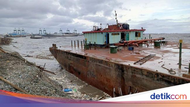 Terseret Angin Kencang, Kapal Tongkang Terdampar di Cilincing