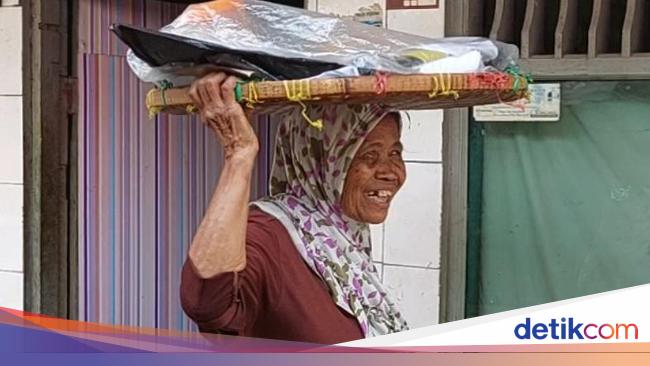 Cerita Nenek Tami Jualan Kue dengan Mata Katarak, Yuk Kita Bantu!