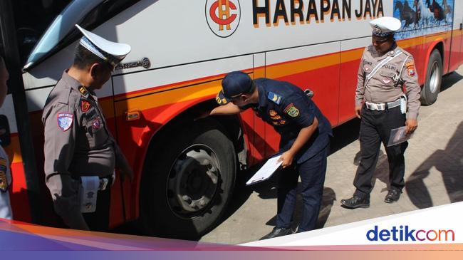 Polda Jatim Periksa Kesehatan Pengemudi dan Kelayakan Bus di Trenggalek Jelang Lebaran