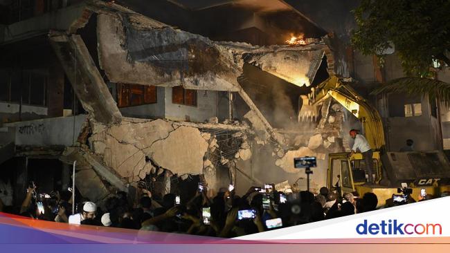 Rumah Bapak Pendiri Bangladesh Hancur Dibakar Massa