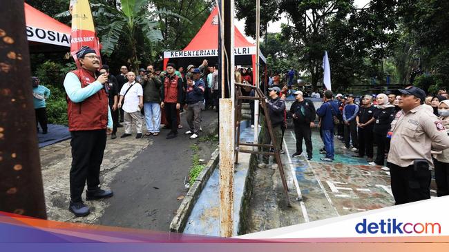 Mensos Bareng Komeng Kerja Bakti Bersihkan Sungai Cikole di Bogor