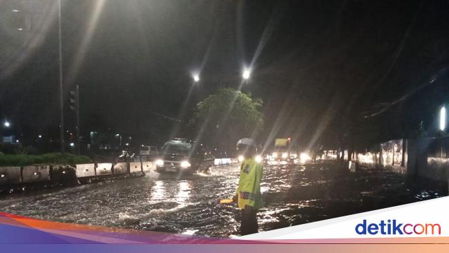 Hujan Lebat, Sejumlah Jalan di Jakbar hingga Jakpus Tergenang Air