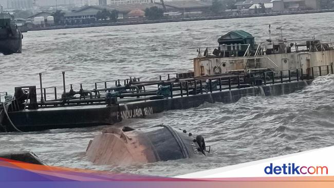 Penampakan Tongkang Hanyut dan Tugboat Terbalik di Jakut