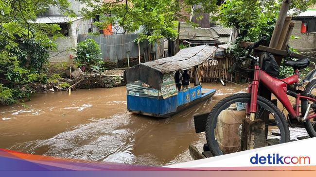 Melihat Jasa Penyebrangan Perahu Eretan di Kali Pesanggrahan