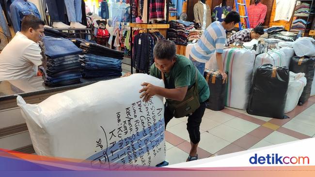 Tiap Hari Angkut Barang Puluhan Kilo, Segini Upah Porter di Pasar Tanah Abang