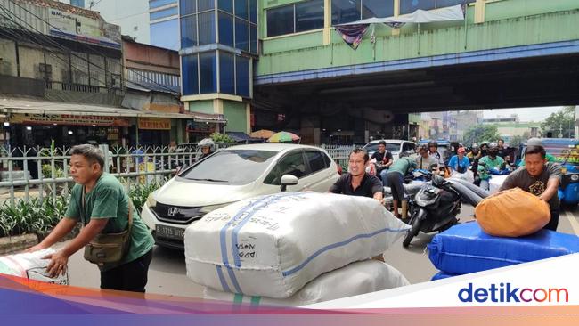 Porter Pasar Tanah Abang: Menanggung Beban Berat demi Upah Pas-pasan