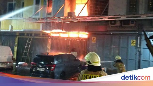 Pilu Warga Terjebak di Rumah Kebakaran dan Kebanjiran Saat Bersamaan