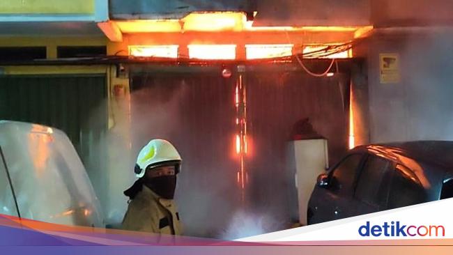 7 Orang Sempat Terjebak di Rumah yang Kebakaran dan Kebanjiran di Cengkareng