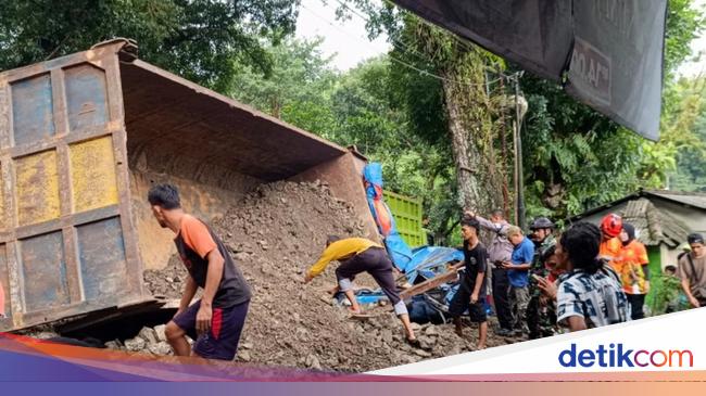 Truk Muatan Batu Terguling Timpa Mobil di Sukabumi, 4 Orang Tewas-6 Terluka