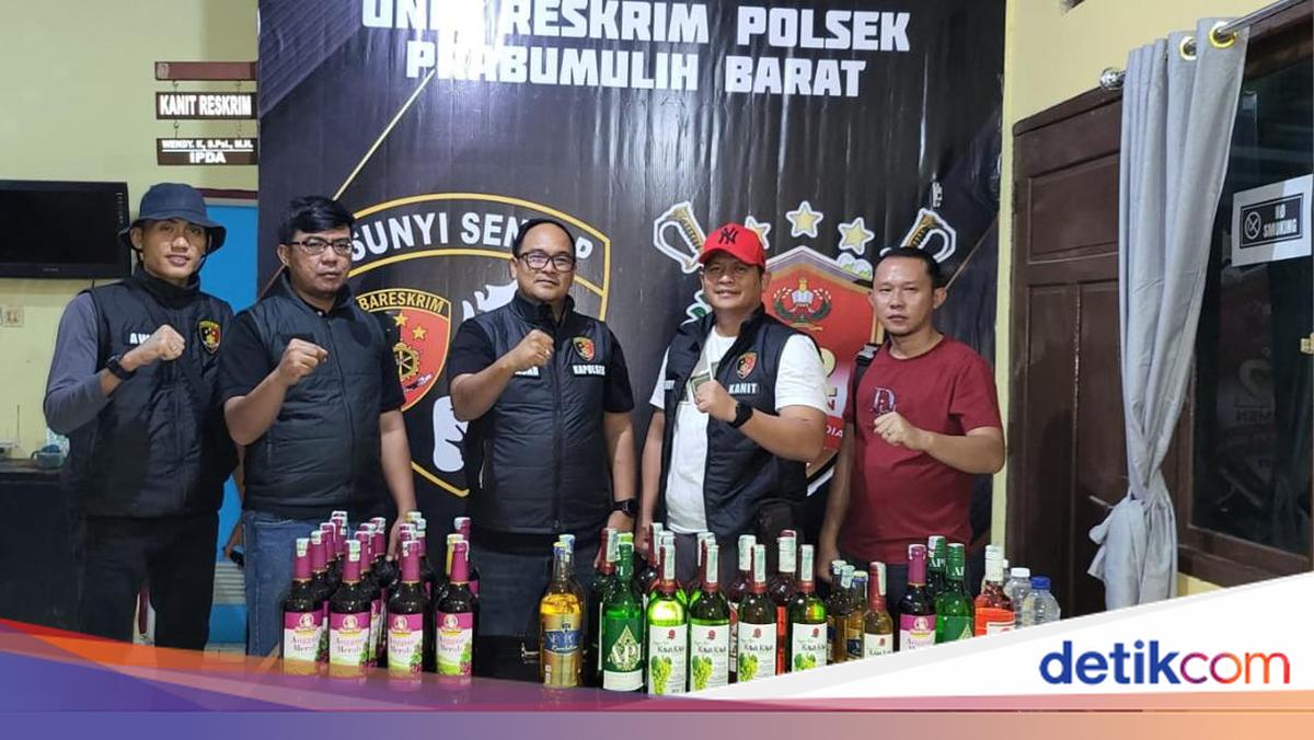 Polisi Razia Warung Kelontong di Prabumulih, Puluhan Botol Miras Disita