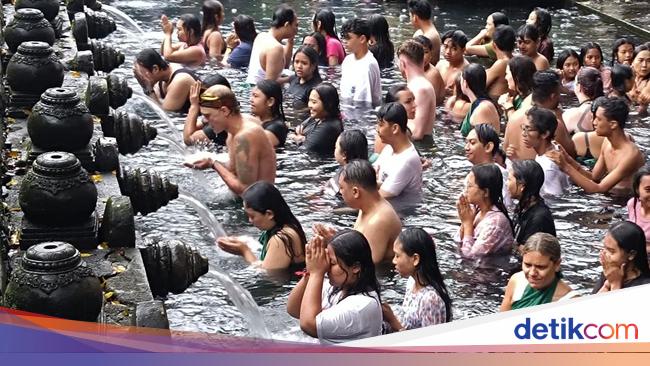 Bule-bule Ikut Ritual Melukat Banyu Pinaruh di Bali