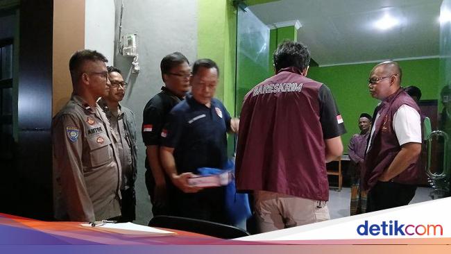 Polisi Geledah Kantor Desa Kohod, Sita Alat Pembuat Dokumen Palsu Pagar Laut