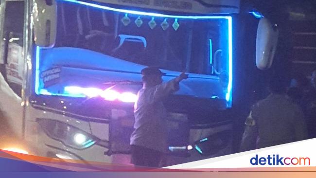 12 Bus Wisata Konvoi di Ciputat Timur, Lalin Sempat Macet 2 Kilometer